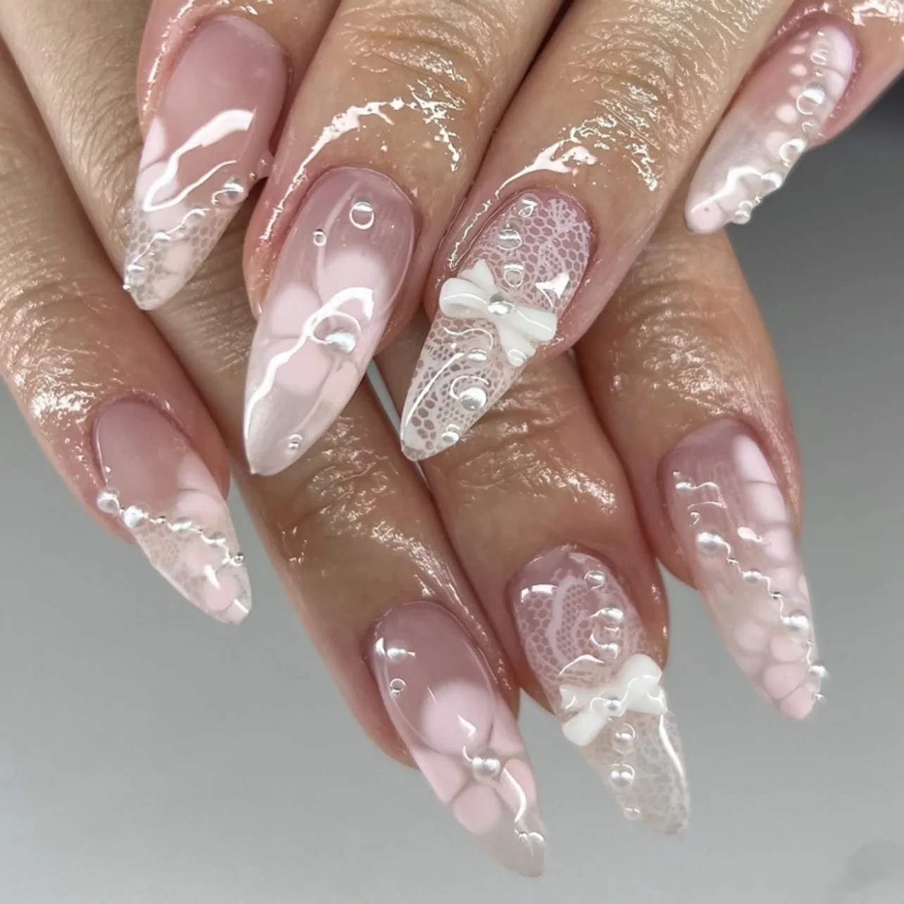 

24Pcs Short Almond Elegant French Manicure with 3D Bow Pearl Press on Nails Detachable Sweet White Flower Fashion Nails Sticker