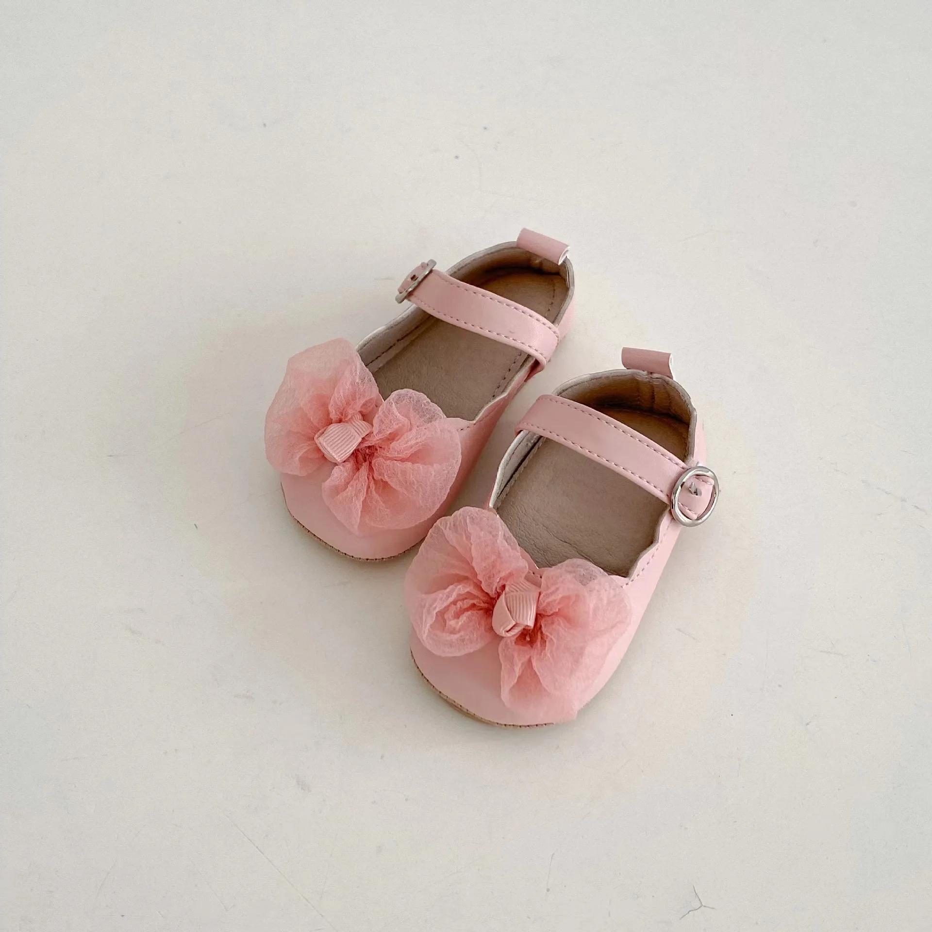 Girl's bubble wrap bow baby shoes are versatile, breathable, non slip, wear-resistant, and soft soled for all seasons