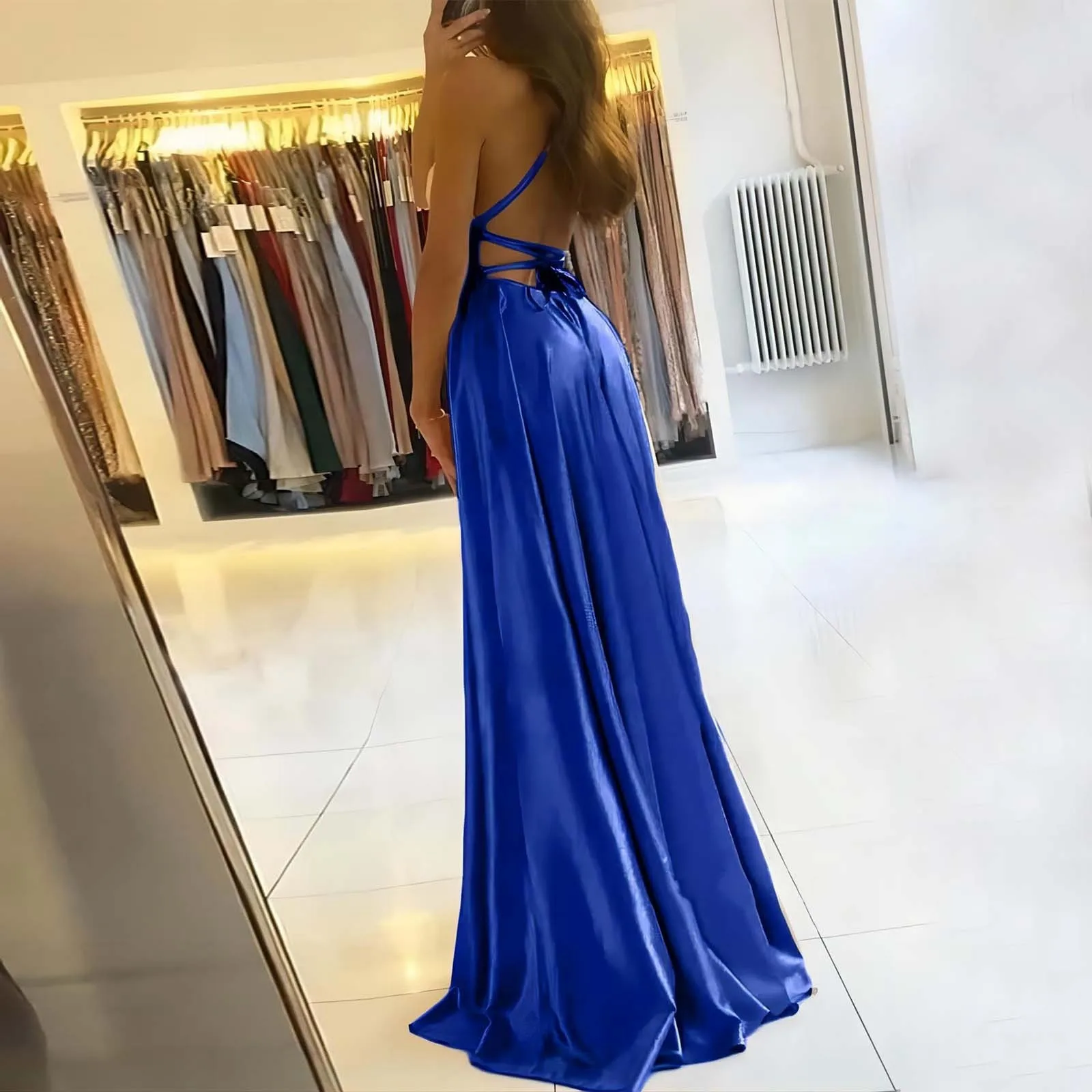 Elegante vestido longo aberto de costas femininas, fenda alta, comprimento do chão, sexy, azul profundo, cetim, noite, baile de formatura, coquetel, moda