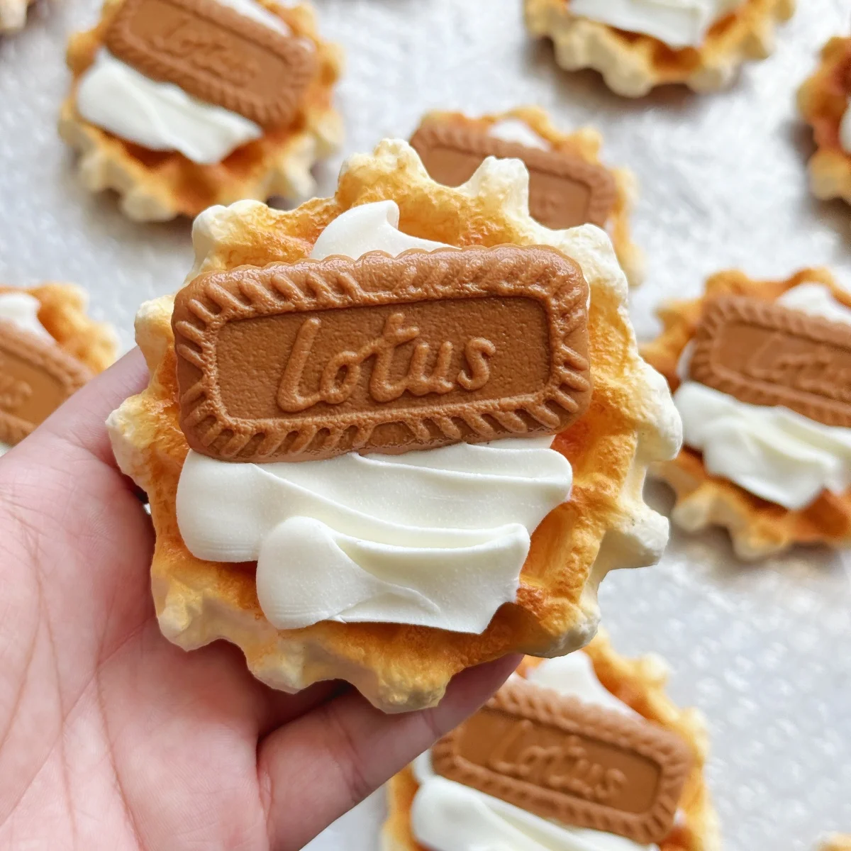 Gefälschte Waffel mit Eis- und Karamellkeksen – realistische Dessert-Display, Fotografie-Lebensmittel-Requisite, Café-Bäckerei-Dekor – Detail 3