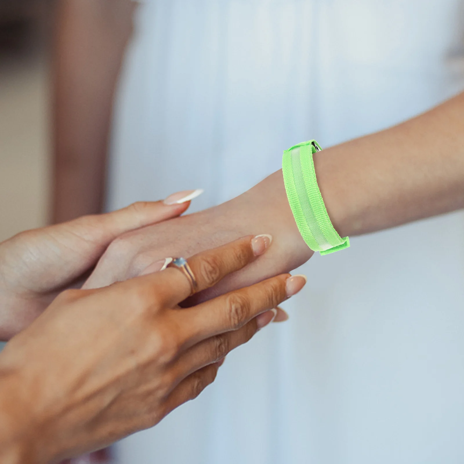 2 قطعة شارات الجري Led القابلة لإعادة الشحن أساور متوهجة قابلة للتعديل أشرطة تحذير السلامة للرياضات الليلية والتخييم والمشي لمسافات طويلة