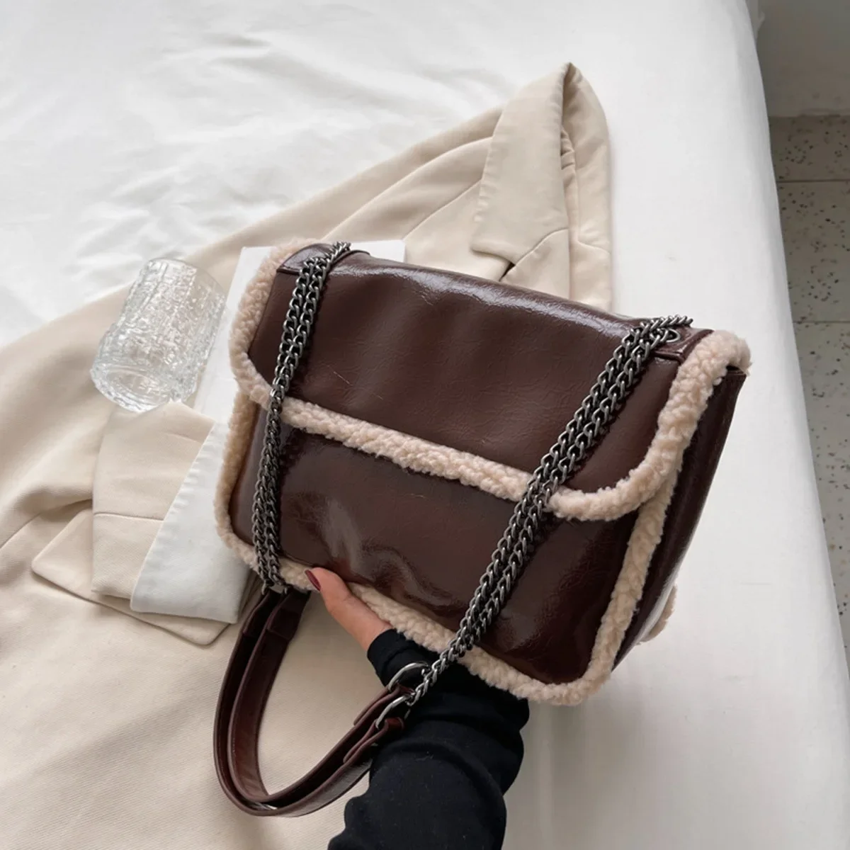 Sac à Main en Cuir Verni et Fourrure d'Agneau pour Femme, Sacoche à Bandoulière avec Chaîne et Texture, Style Décontracté, Nouvelle Mode