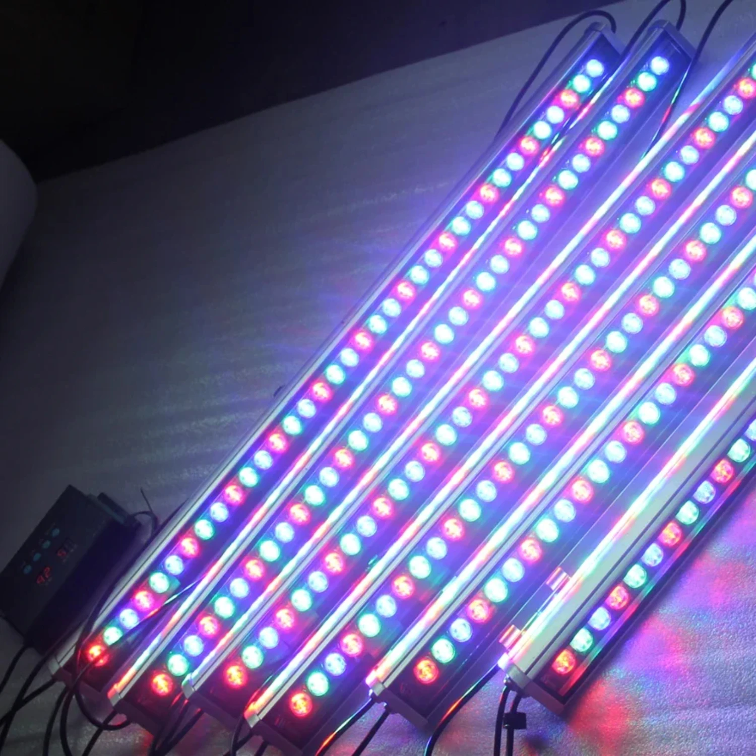 Nowa lampa oświetleniowa 36W IP65 z aluminium RGB z transformacją kolorów Zewnętrzna wodoodporna lampa liniowa do oświetlenia krajobrazu