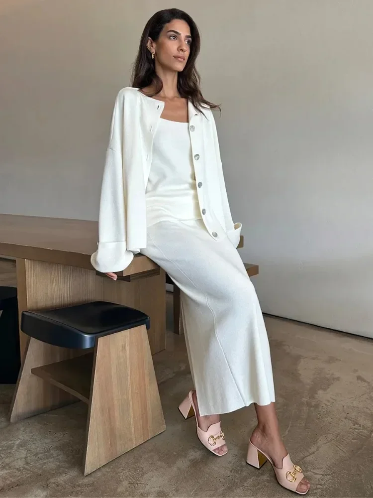 Laxsesu 2026 مجموعة نسائية محبوكة على الموضة سترة ناعمة بأكمام طويلة تنورة قصيرة أنيقة للخريف والشتاء بدلة سترة وردي وأبيض وبيج