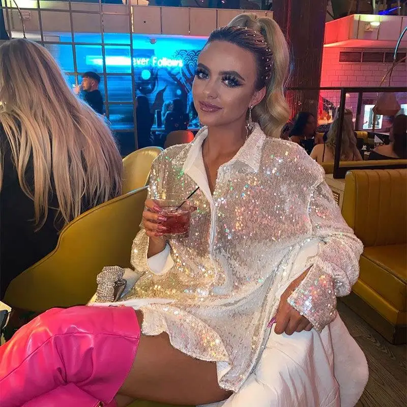 Csa fena prateada brilhante com lantejoulas e pérolas, blusa solta, longa e reta, com nó de borboleta, fibra de poliés...