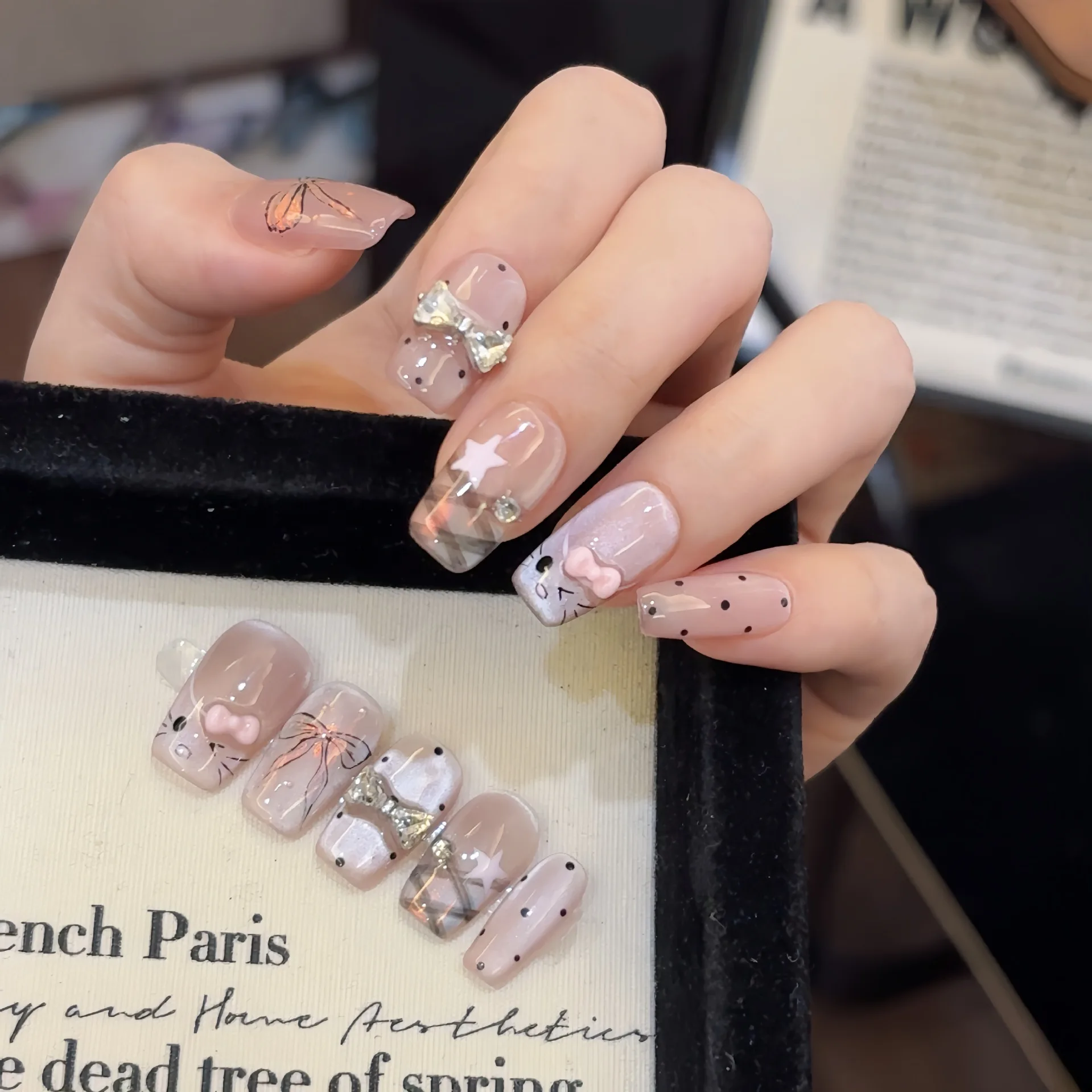 

Новинка 2025 года, 10 шт., коричневые ногти «кошачий глаз» Hello KT Cat Head, многоразовые ногти ручной работы с розовым льдом, полупрозрачные ногти «кошачий глаз»