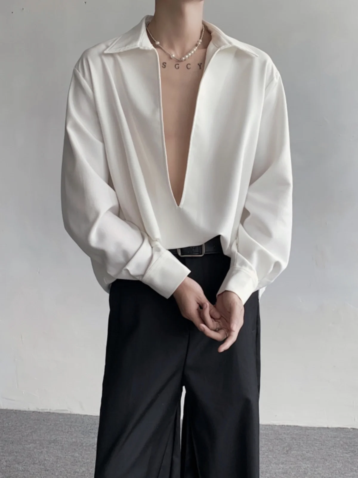 

White Long Sve Deep V-Ne irt Men's Autumn Winter New Small Design Sexy Expose Clavicle Haome irt Jaet