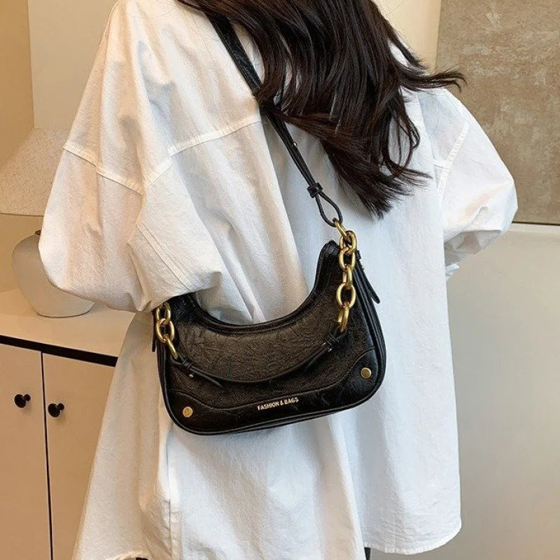 

Шикарная микро-сумка через плечо для женщин. Дизайнерская крошечная кожаная сумка, которая чистая декоративная и модная вперед.