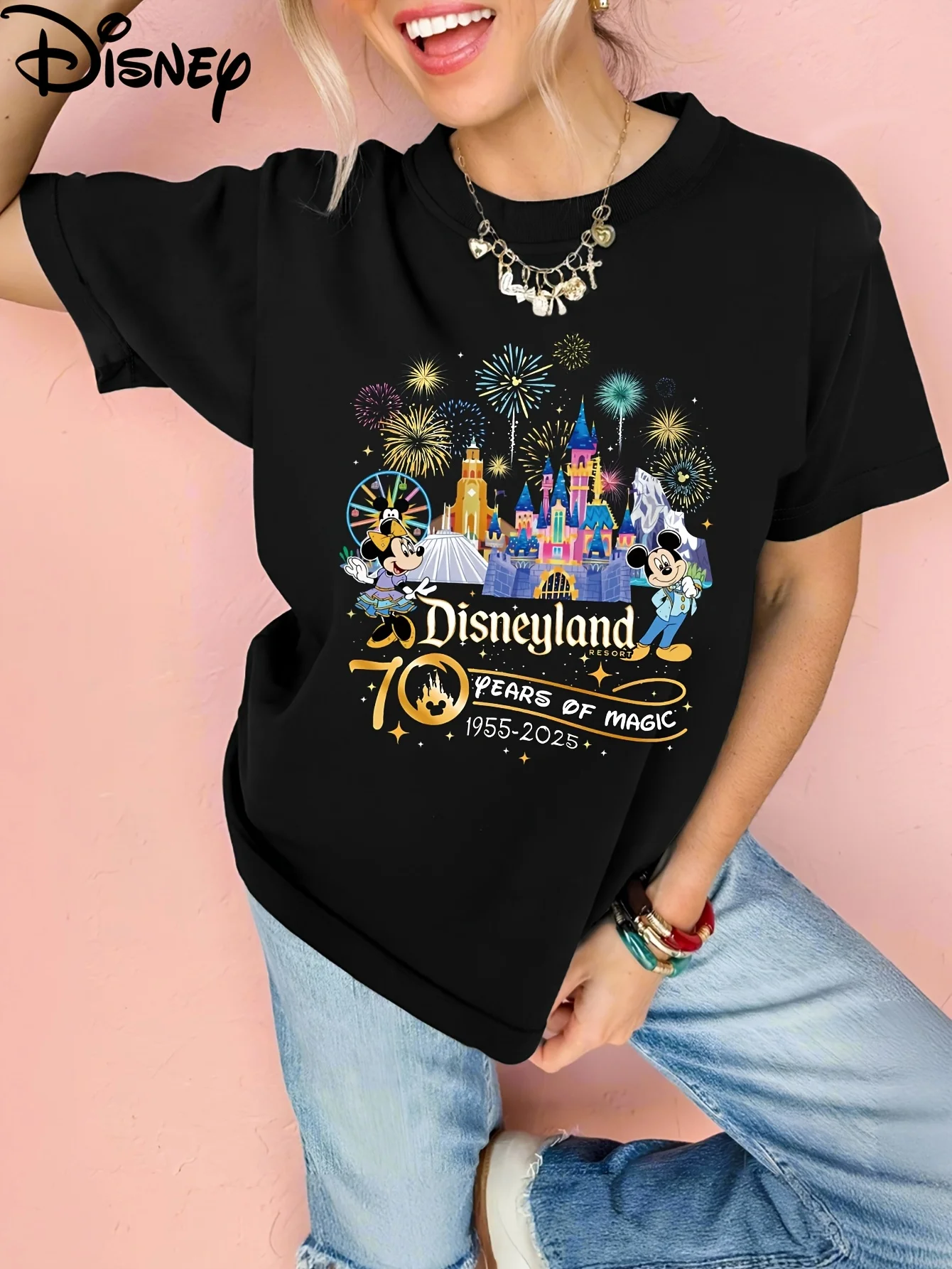 เสื้อยืดแขนสั้นสีดำสำหรับผู้หญิงฉลองครบรอบ 70 ปีของดิสนีย์ - ปราสาทดิสนีย์แลนด์ ดอกไม้ไฟ ลายกราฟิกมิกกี้ ดีไซน์ ผ้าสเตรช