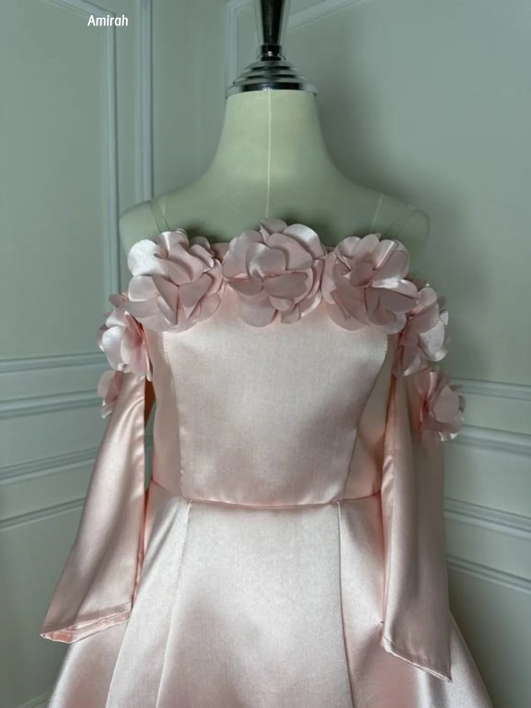 Amirah فساتين مكشوفة الكتف للمناسبات الخاصة فستان حفلات الزفاف اللامع مصنوع حسب الطلب فساتين أنيقة من قماش الساتان للحفلات الراقصة