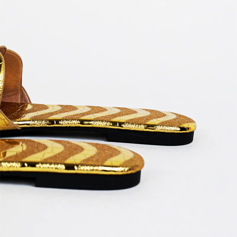 Sexy spitze Zehen Gold Silber flache Sandalen Frauen Faux Metall geprägt Design Hausschuhe leichte rutschfeste Slide Sandalen Strandschuhe