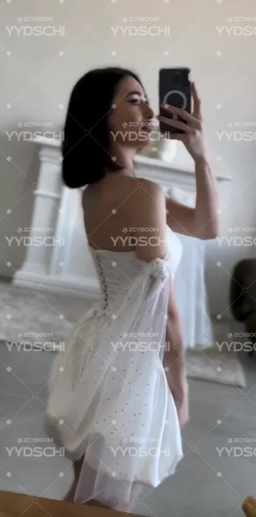 Maßgeschneiderte, schlichte, weiße, schulterfreie Cocktailkleider mit Blumenmuster, A-Linie, bauschig, über dem Knie, Brautkleid für Damen – Detail 4