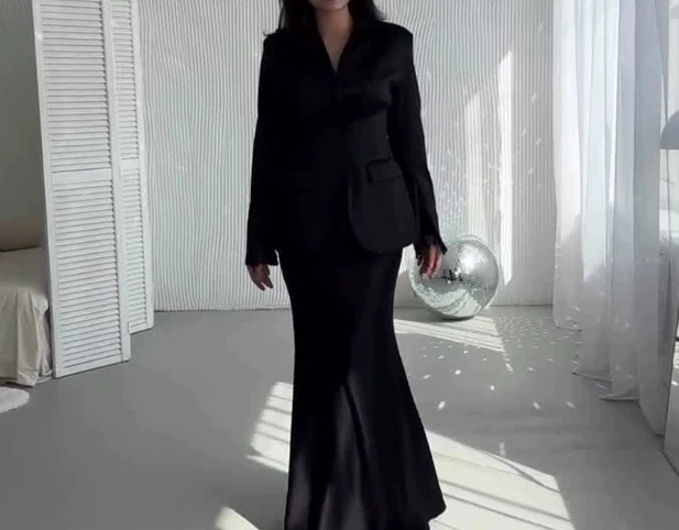 Elegant and Slim-Cutting Women's Slim-Fitting Long-Sleeved Slit Skirt Set