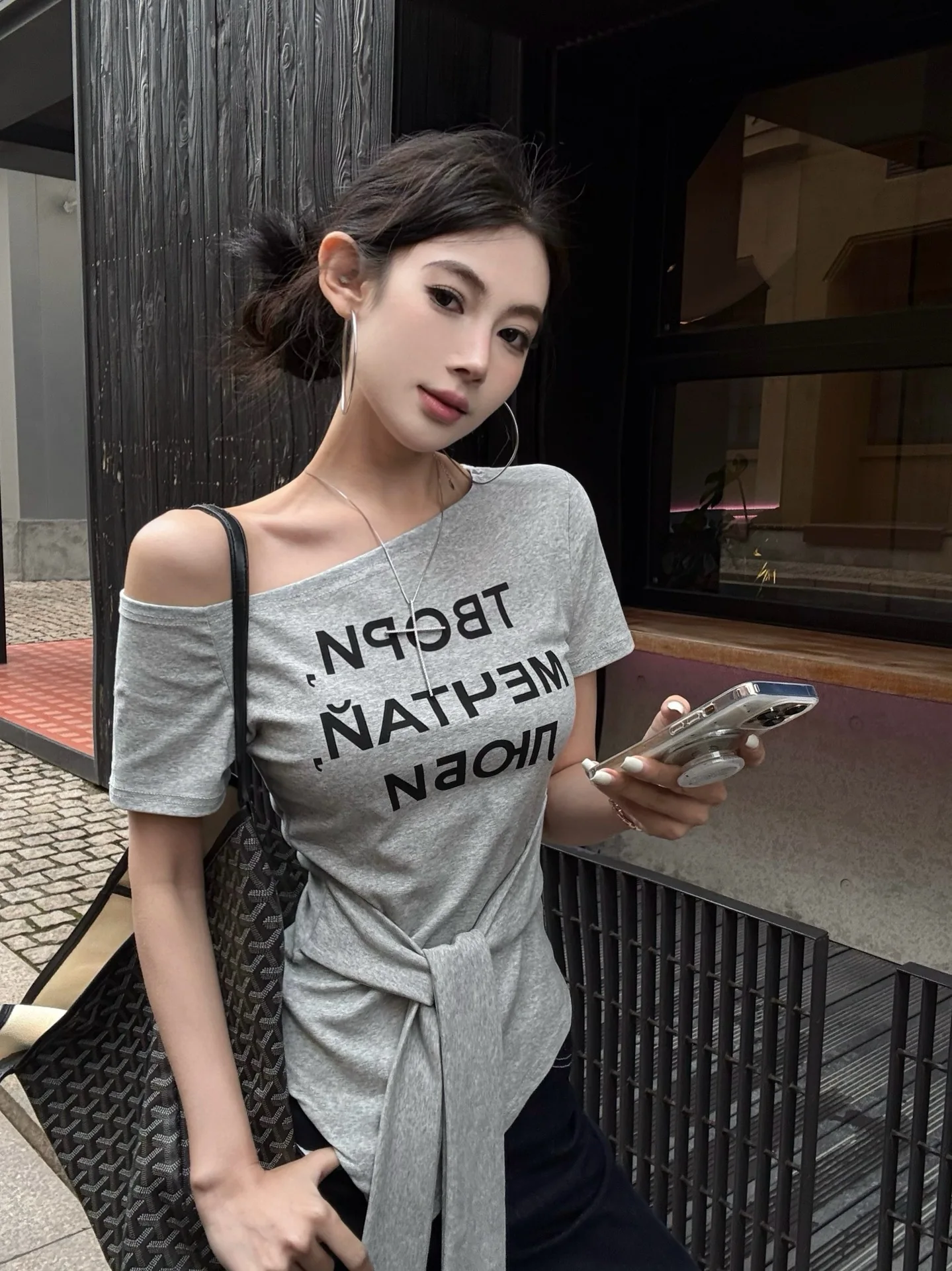 Damen Sommer T-Shirt mit Buchstaben-Print, One-Shoulder, Kurzarm, Slim-Fit Top, Mädchen Kurzes Studenten-Basisshirt, Lässiges T-Shirt für Frauen – Detail 11