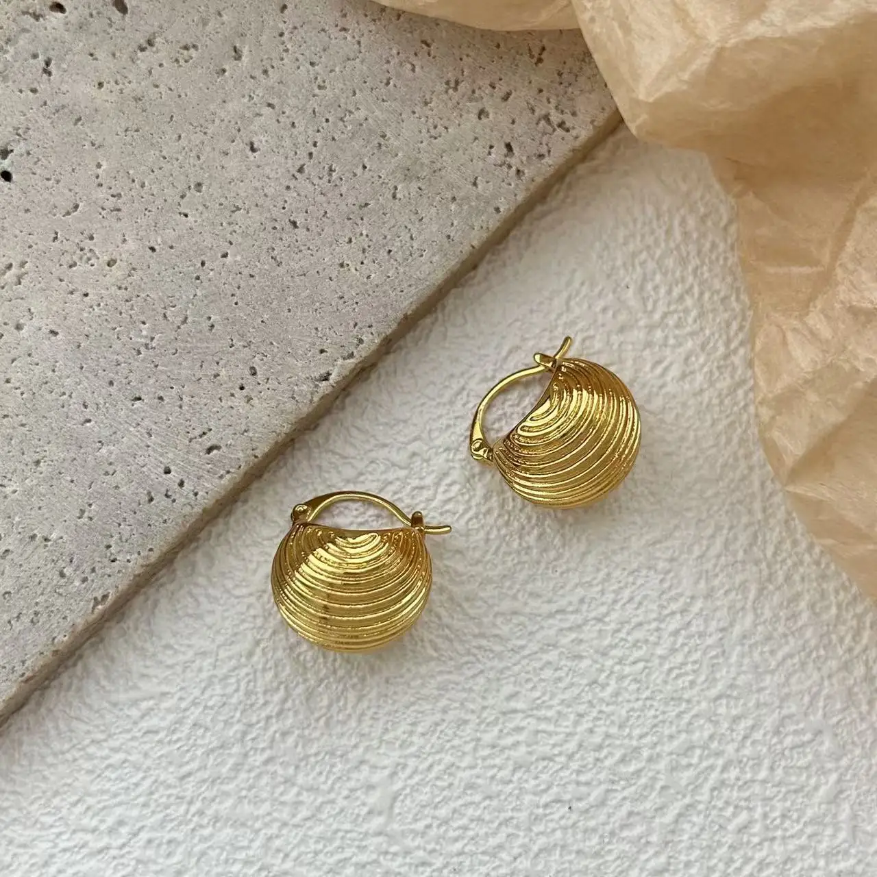 Retro premium semi-round metal copper gold-plated ear buckle earrings women's niche fashion commuter must enter simple earrings