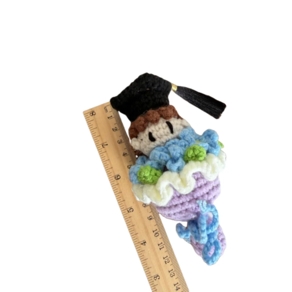 

Funny Knitted Graduation Cute 13cm Crochet Bouquet Kawaii with Doctoral Cap Handmade Knitted Figures Graduation Gift