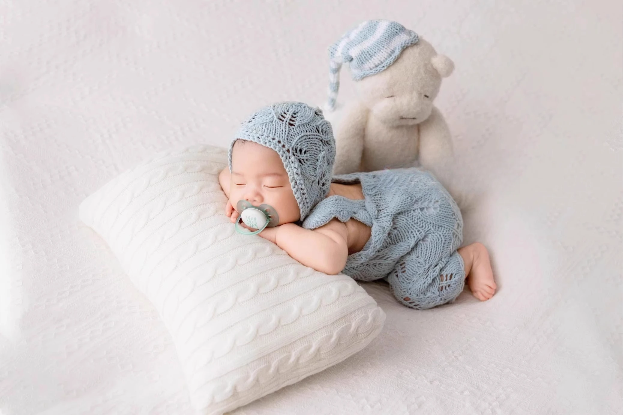 Alat Peraga Fotografi Bayi Baru Lahir Pakaian Rajut dengan Topi Boneka Beruang Lucu Latar Belakang Bantal Pose Set Tema untuk Pemotretan Studio
