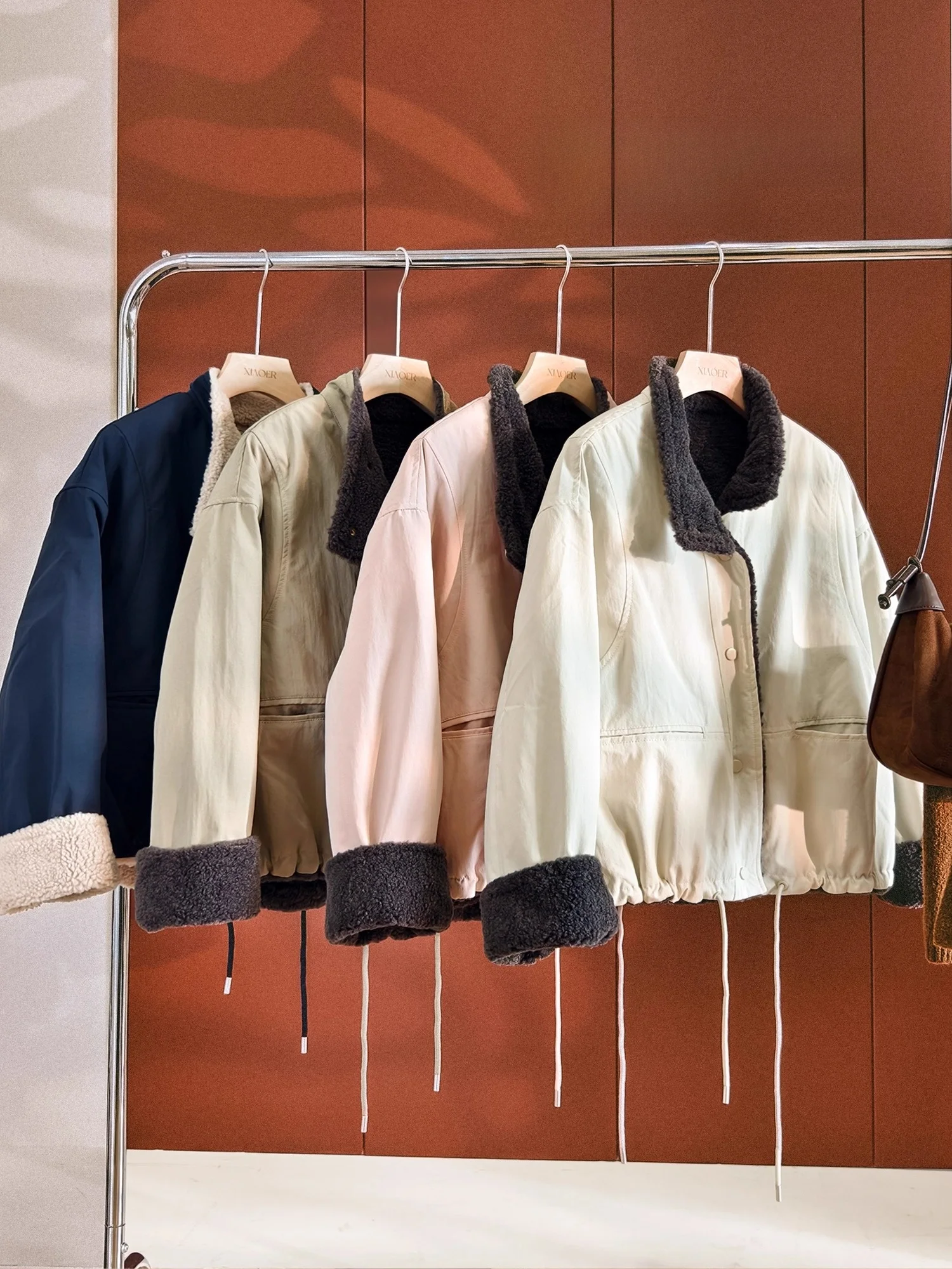 

Женская куртка с воротником-стойкой, на флисовой подкладке, с длинными рукавами, ветрозащитная, с внутренней хлопковой подкладкой и флисовой подкладкой из крупнозернистого материала.