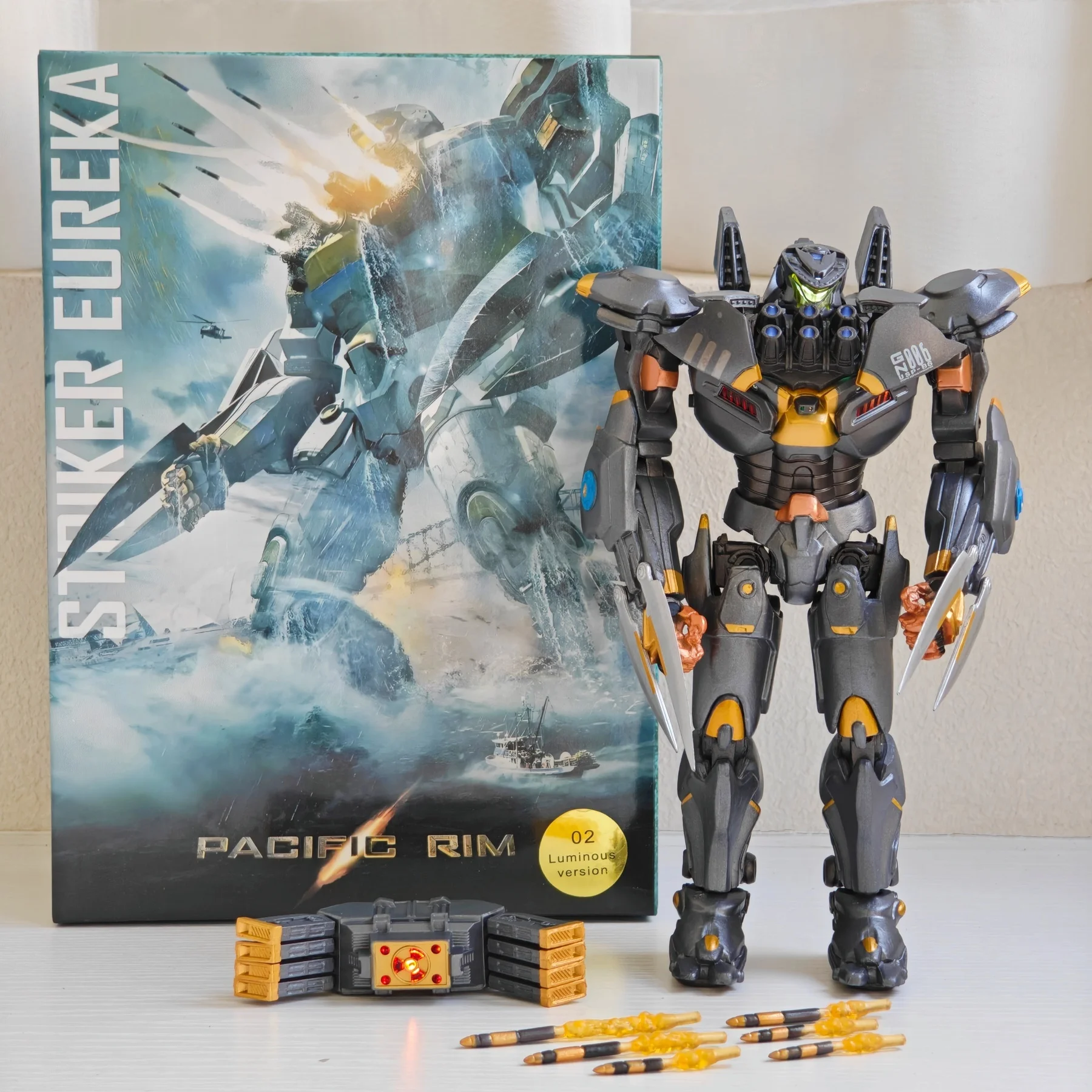 18CM Luminous Version Pacific Emit NECA Figure Striker Eureka Striker Eureka