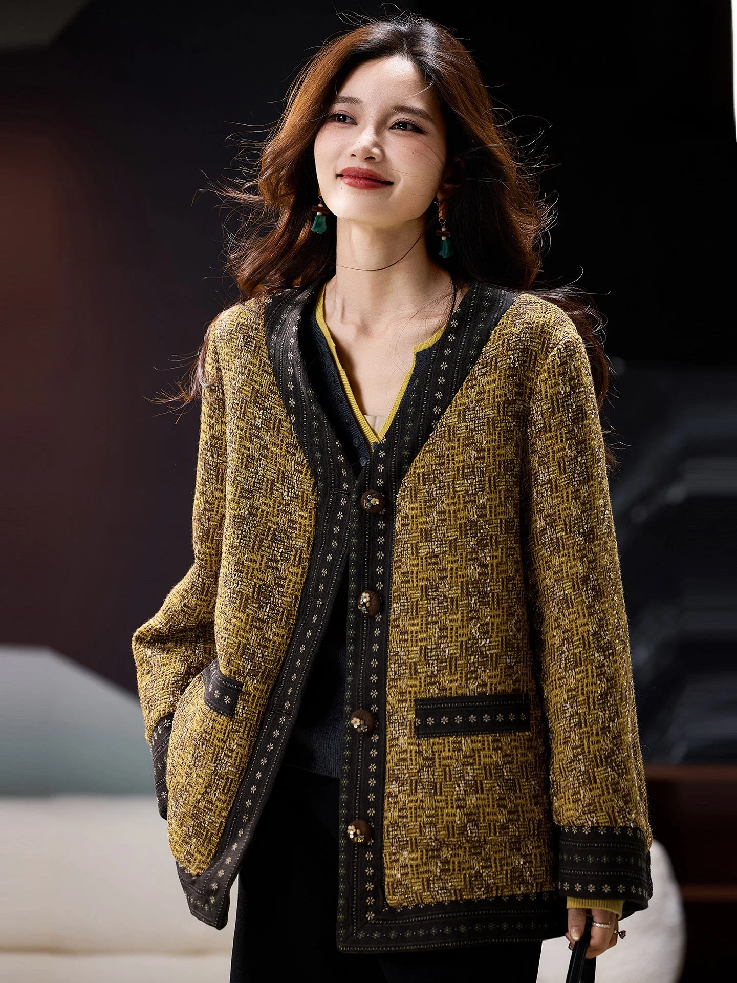 

Женское хлопковое пальто большого размера на осень-зиму, уличный стиль, V-образный вырез, на пуговицах, с лоскутным узором, в стиле маленькой Франции, тренд