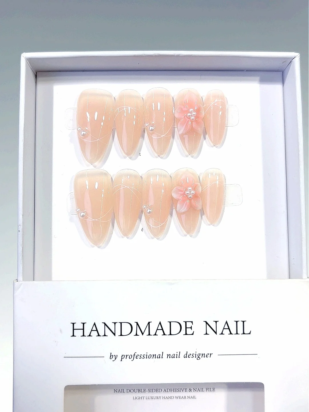 เล็บปลอมสีชมพูนู้ดประดับดอกไม้ 3 มิติ มุก และคริสตัลทรงอัลมอนด์ สำหรับผู้หญิง (C442)