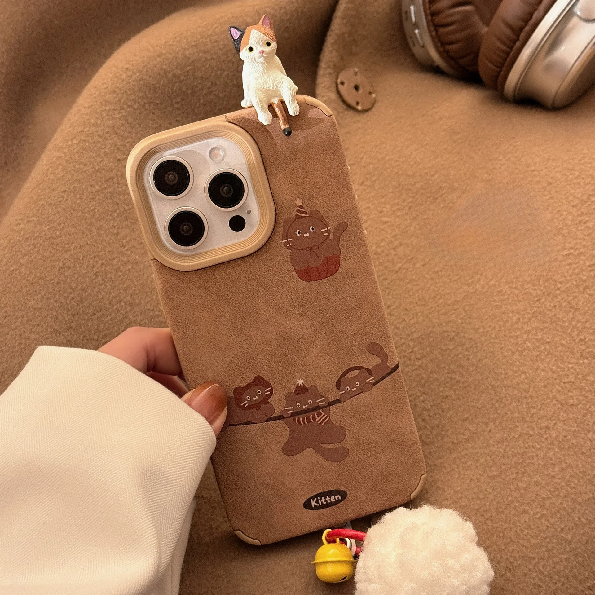 Retro Brown Suede Stereoscopic Cute Cat Hairball Small Bell Pendant Phone Cover Case for iPhone 16 15 14 13 12 11 Pro Max Plus