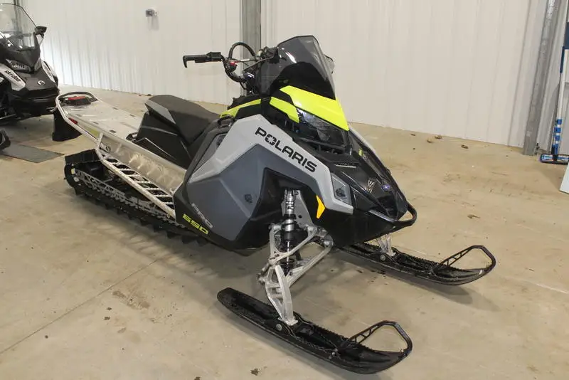 100% VERITABLE 2022 P0laris Snowmobile 650 Swltchback AssauIt 146