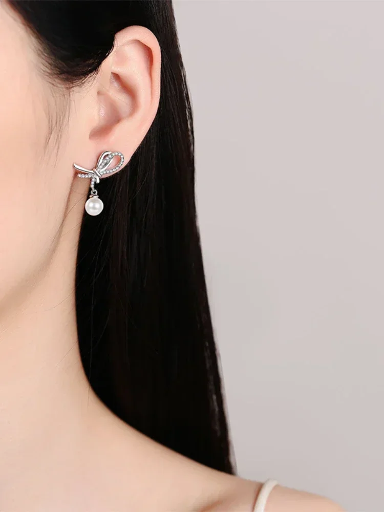 

Серьги из серебра 925 пробы. Сертифицированный муассанит для романтического легкого роскошного жемчуга. Подходит для повседневного ношения.