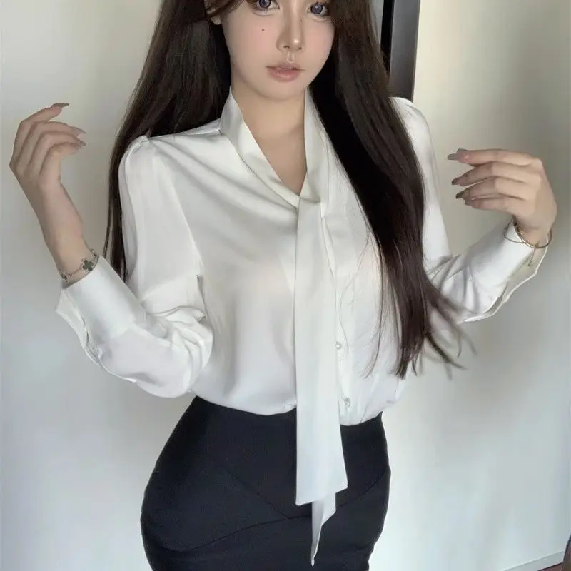 

Осенняя Облегающая белая рубашка с V-образным вырезом для женщин модная и высококачественная атласная рубашка с длинными рукавами Уникальный и красивый топ