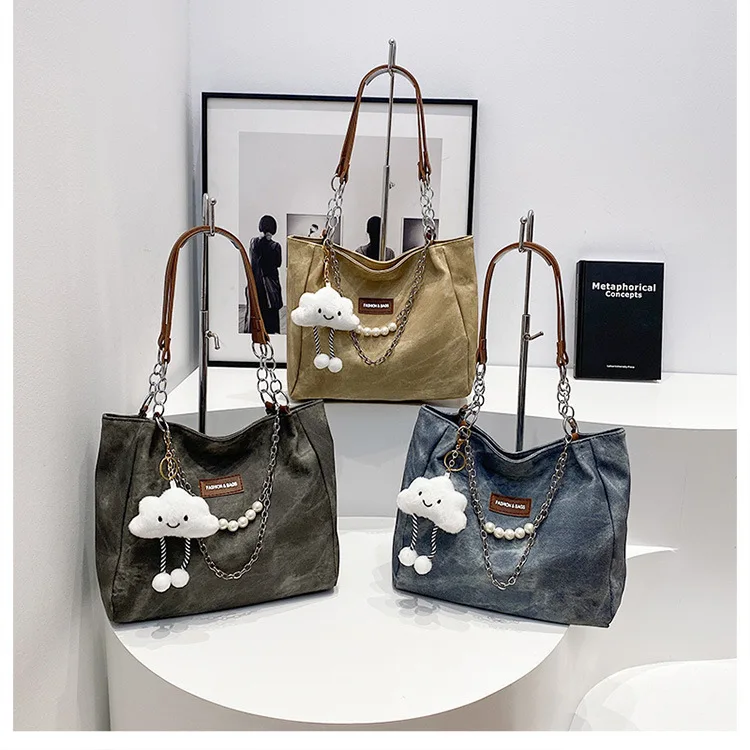 Damen Tie-Dye Denim Schultertasche mit Wolkenanhänger und Perlenkette – Lässige Alltags- und Schultasche für Damen – Detail 20