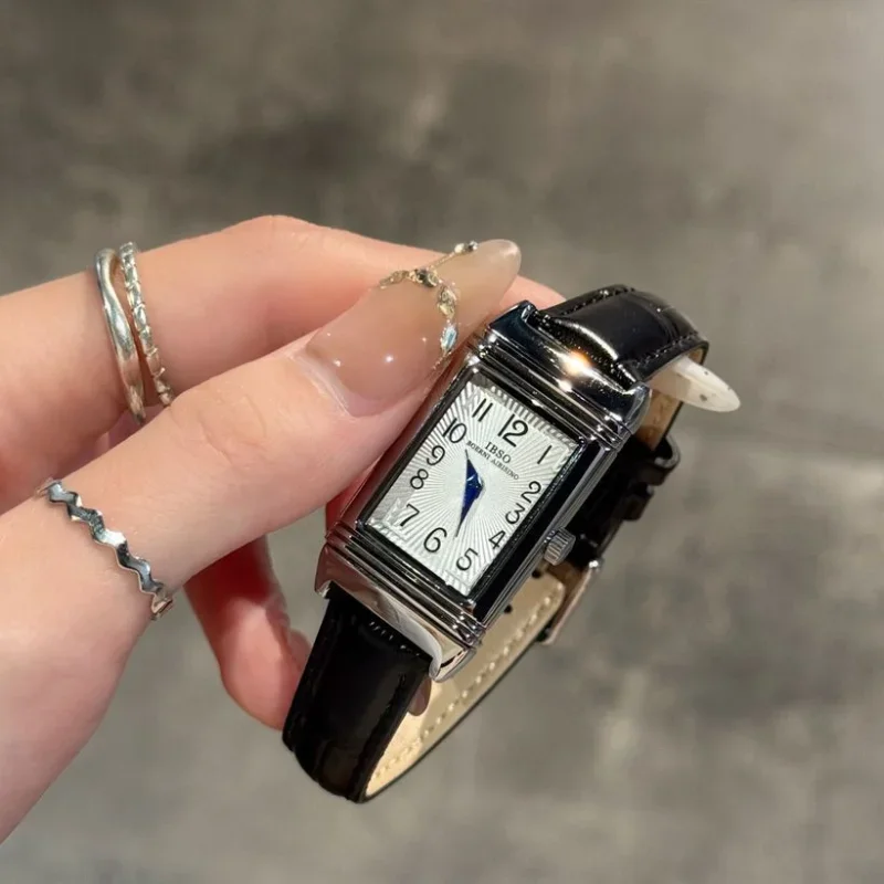 ساعة كوارتز نسائية مربعة كلاسيكية جديدة مع علبة قابلة للعكس وحزام جلدي ساعة فضية فريدة من نوعها 21*36 مللي متر