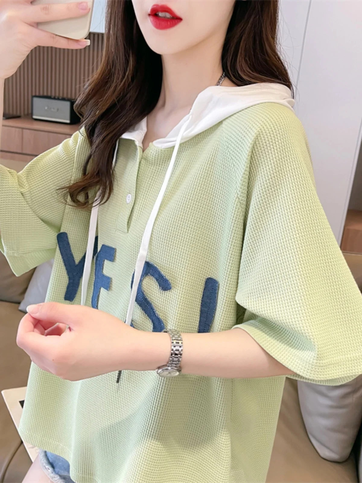 

Цветная футболка с капюшоном и короткими рукавами для женщин, летняя новая свободная стильная корейская версия, универсальная маленькая короткая верхняя одежда