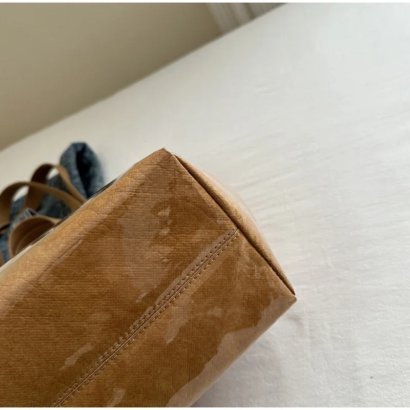 Durchsichtige Umhängetasche aus Kraftpapier mit PVC-Oberfläche, Vintage-Hobo-Umhängetasche, wasserdichte Einkaufs-Briefhandtasche, Damen-Einkaufstasche mit Griff oben – Detail 6