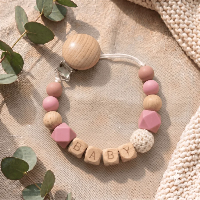 2026 Gepersonaliseerde Baby Fopspeen Clip Aangepaste Naam Houten Dummy Ketting Siliconen Bijtringhouder BPA Gratis Kraamcadeau