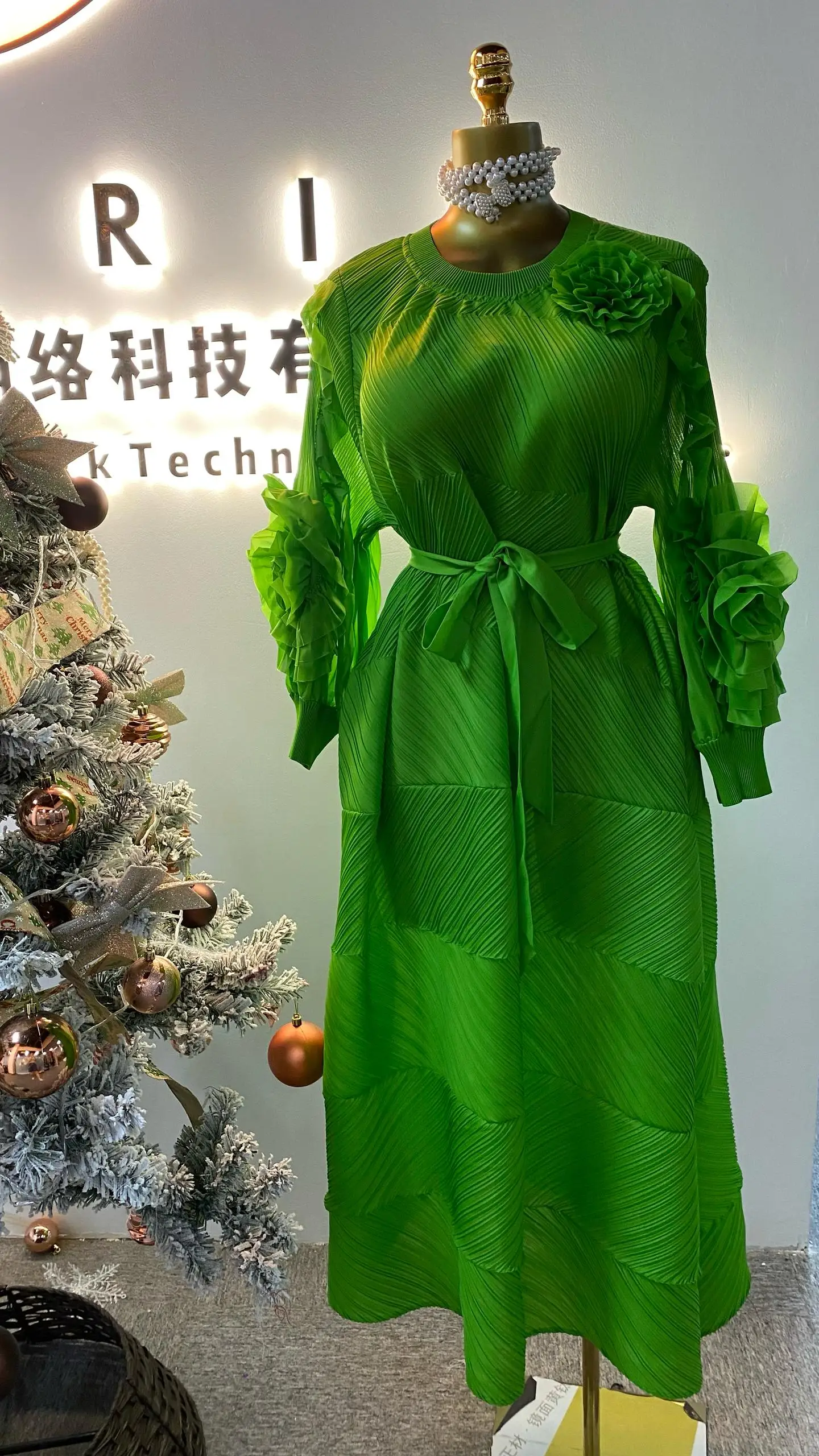 

Plus Size Pleated Dress Funky Sleeves Solid Color Casual Dress Petal Pattern Dress-GZKK011