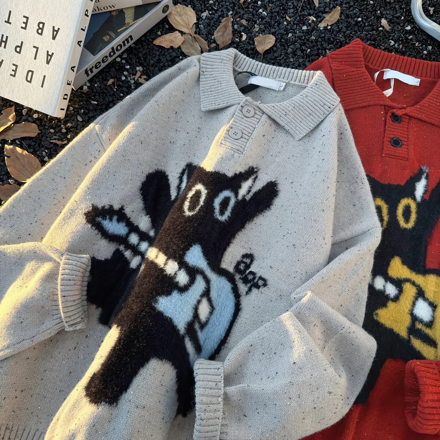 

Retro cat jacquard polo collar sweater for men in autumn and winter, loose and casual, soft and lazy knit sweater trend