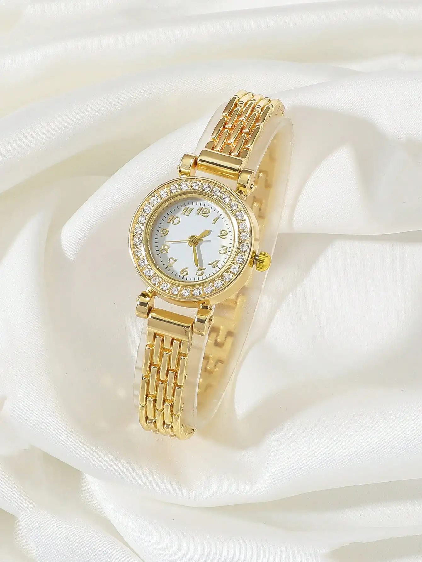 

Элегантные кварцевые часы золотистого цвета с циферблатом, украшенным стразами, и прозрачным полимерным ремешком для женщин.