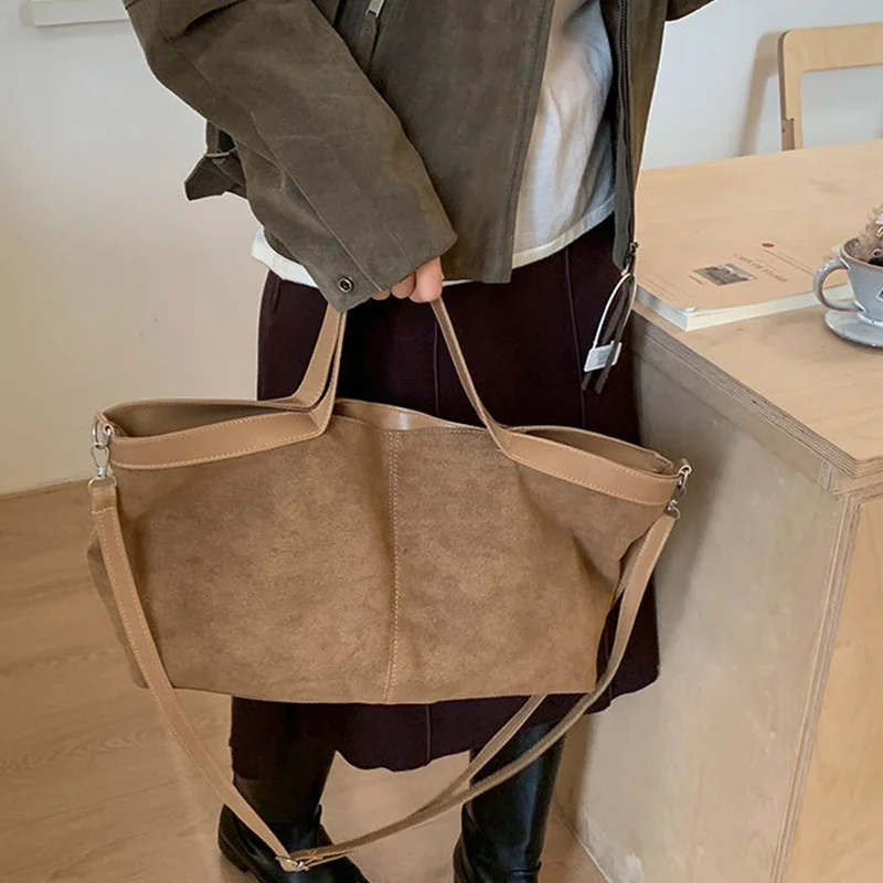 Große Umhängetasche mit Struktur, mattiertem Finish und Reißverschluss, Schultertasche, einfarbig, weiches, mattes Wildleder, Boston-Tasche, schlichter Stil. – Detail 12