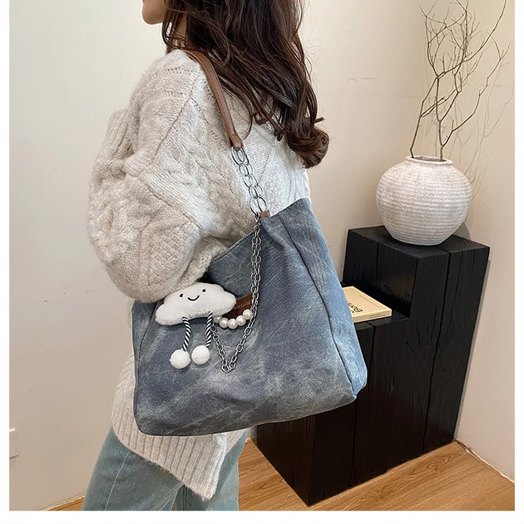 Damen Tie-Dye Denim Schultertasche mit Wolkenanhänger und Perlenkette – Lässige Alltags- und Schultasche für Damen – Detail 19
