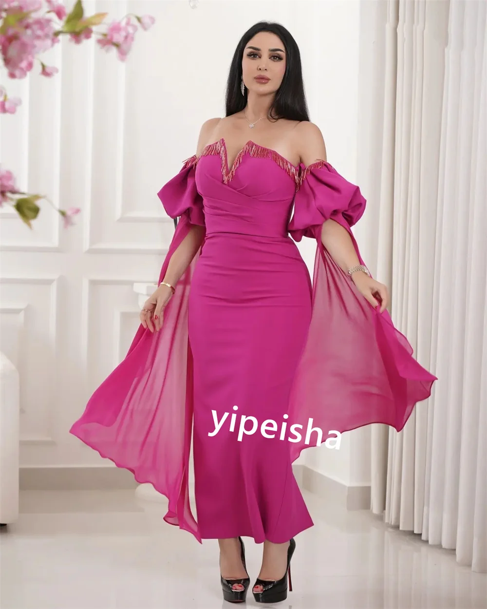 Robe Trapèze Personnalisée en Satin Plissé avec Perles, Tenue Formelle, Épaules Dénudées, sur Mesure, pour Occasions, Midi, Arabie Saoudite