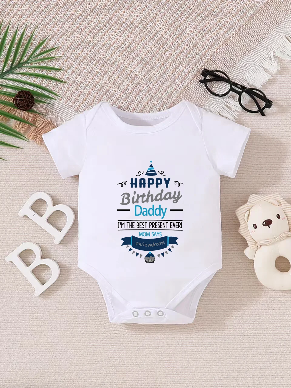 Baby short-sleeved triangle bodysuit, fun letter print, button design, easy to care for, suitable for new parents.