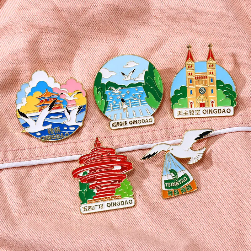 تشينغداو السياحية تذكارية بروش البقع ذات المناظر الطبيعية الخلابة في مدن شاندونغ الصين مايو الرابع شارة معدنية مربعة دبوس تشينغداو البيرة