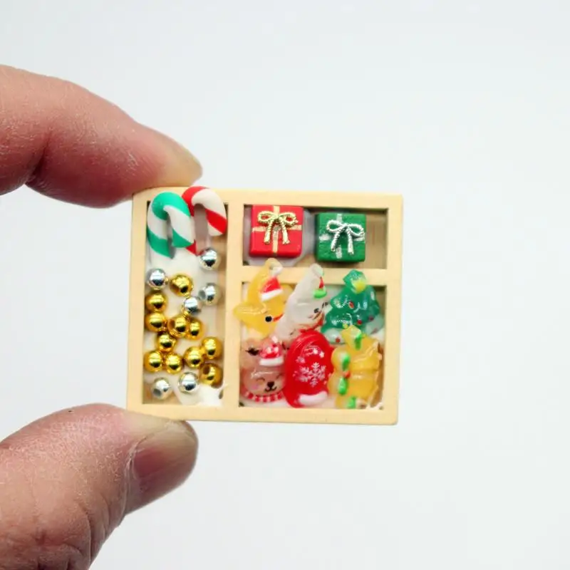 1 Set 3,5 * 3 * 0,5 cm Mini Hängender Baum Modell Puppenhaus Bunte Süßigkeiten Weihnachtsgeschenkbox Urlaub Dekoration Puppenzubehör