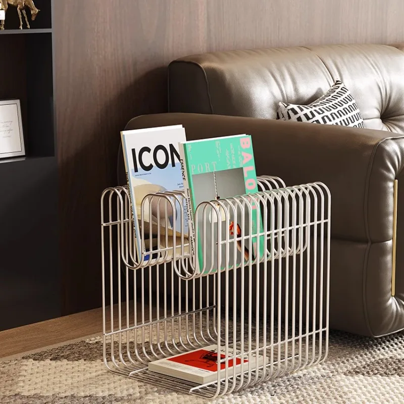 طاولة جانبية فاخرة خفيفة، طاولة نهاية معدنية بسيطة مع طاولات تخزين حديثة لرف عرض الصحف الإبداعي للأريكة