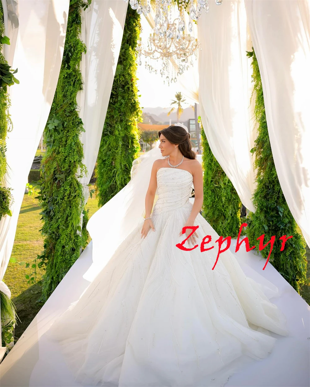 

Customized Exquisite White Tulle Wedding Dress Elegant Strapless Sleeveless Bridal Gowns Chapel Train Zipper Back Dresses