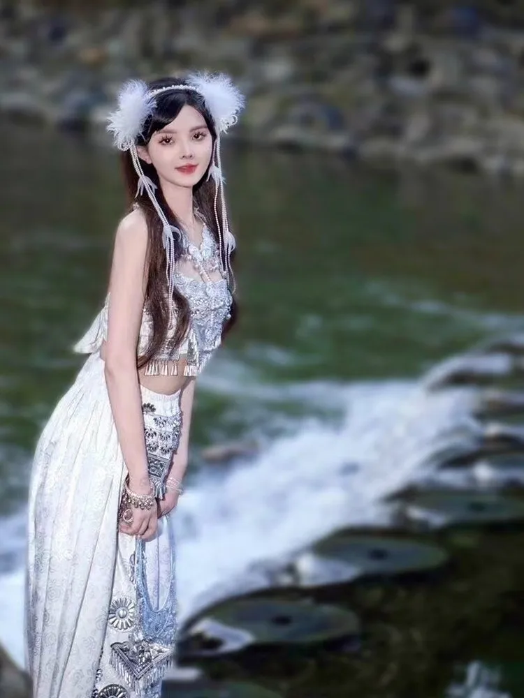 Etnisch kostuum witte strapless lange jurk reisfoto set pluche hoofddeksels ketting