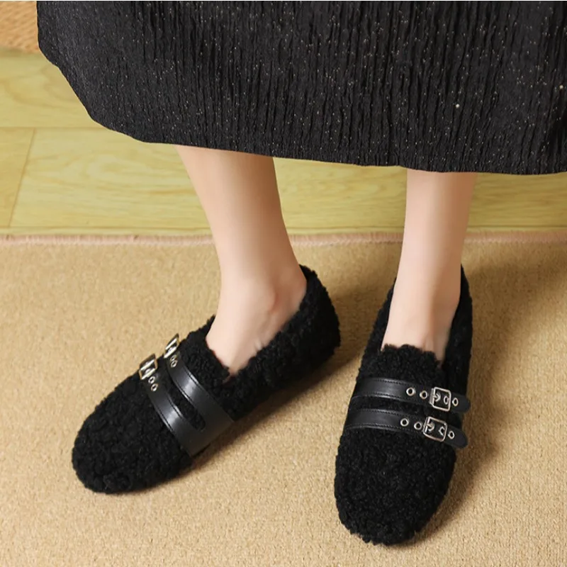 Women's Shoes 2024 Flat Bottomed Versatile Thick Soled Bean Shoes with Winter Velvet Fashion Fur Shoes