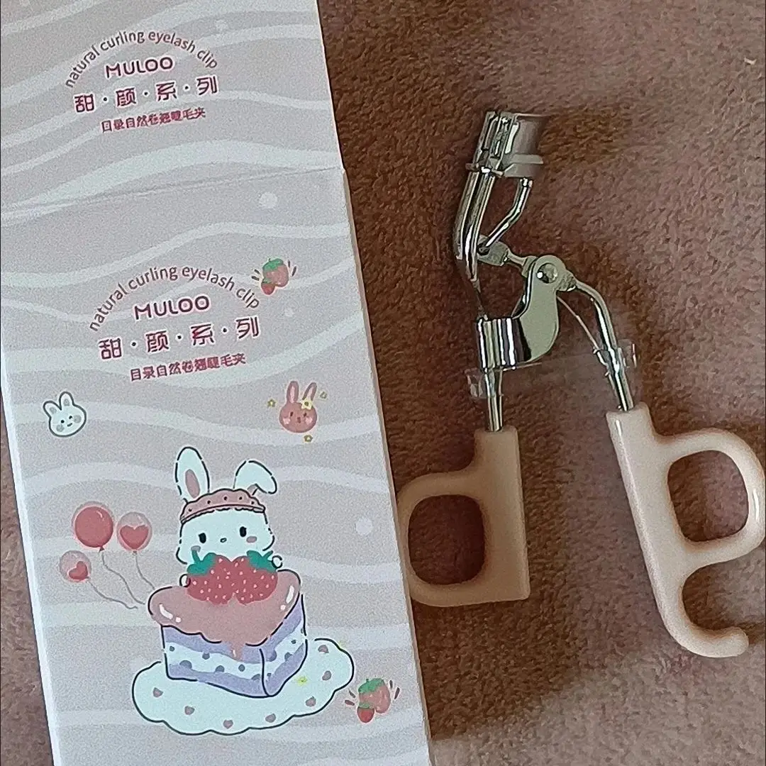 

MULOO Catalogue Eyelash Curler Strawberry Powder Honey Rabbit Portable Makeup Eyelash Curler Wide Angle