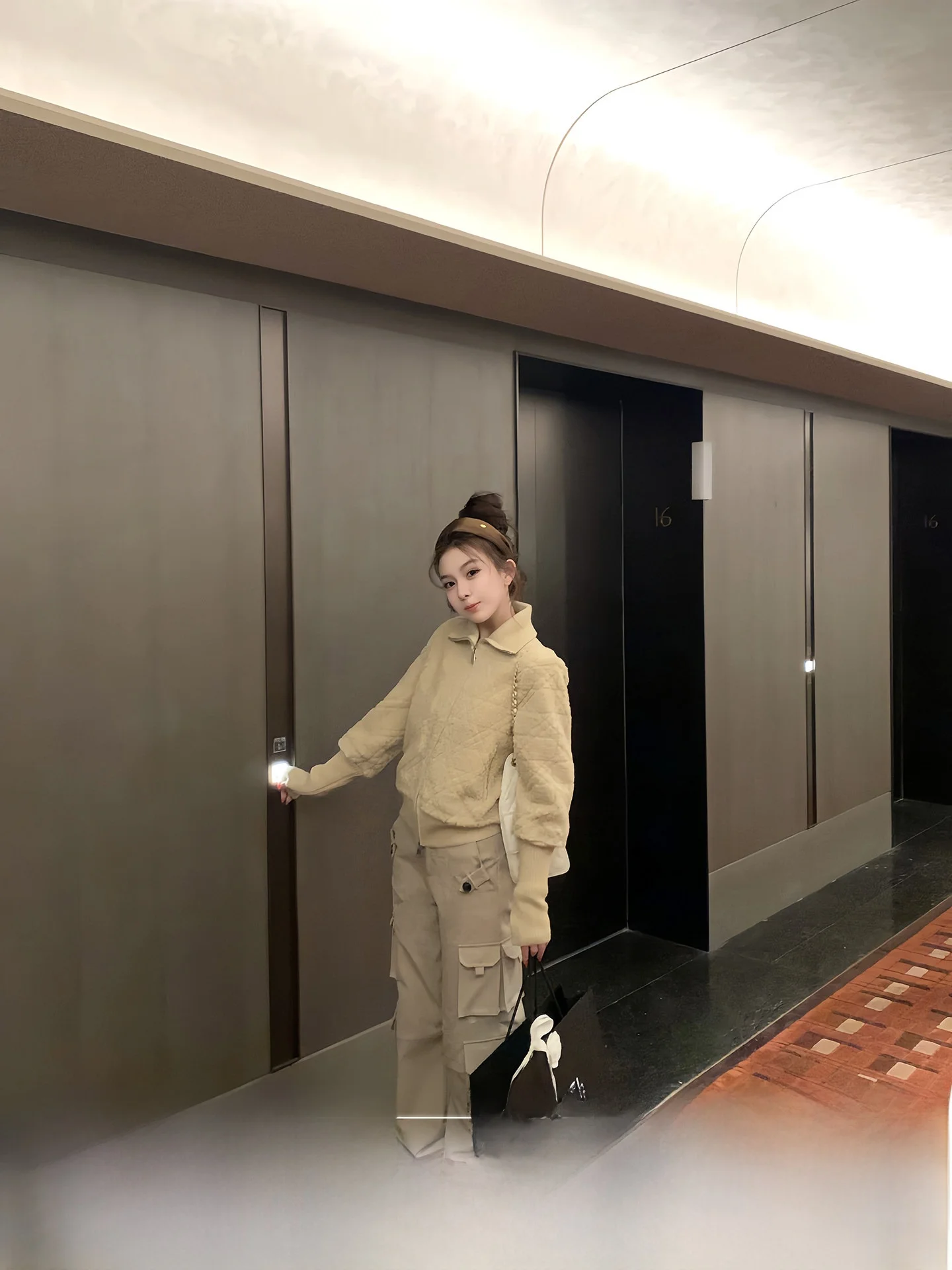 

Экологичный комплект из шубы и брюк с ромбовидным узором, дизайн в стиле рабочей одежды, с элементами кожи и меха, зимний наряд для молодых женщин