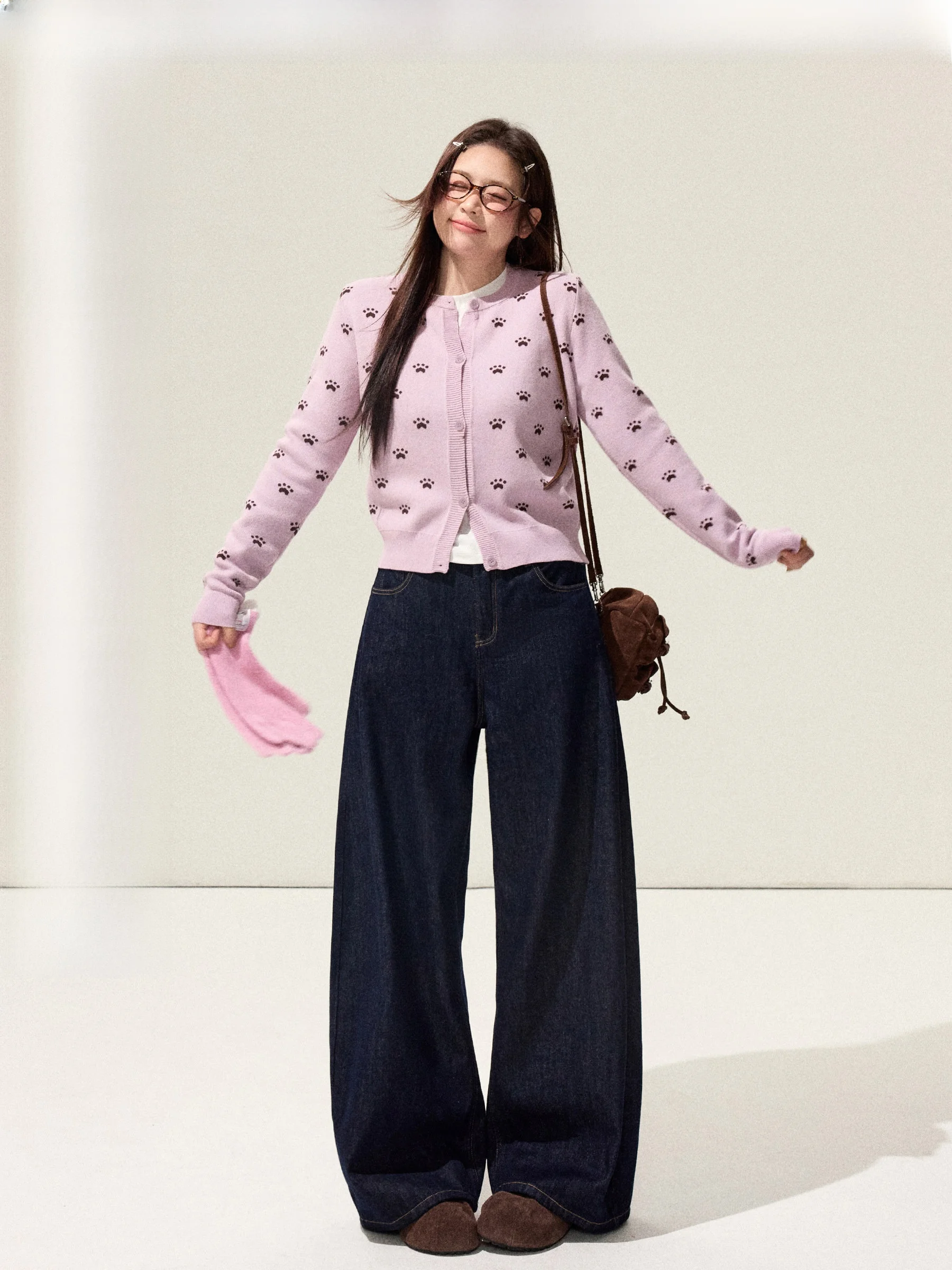 

Очаровательный вязаный кардиган с принтом и джинсы больших размеров для полных женщин: уютный комплект с длинными рукавами и круглым вырезом, модный дизайн.